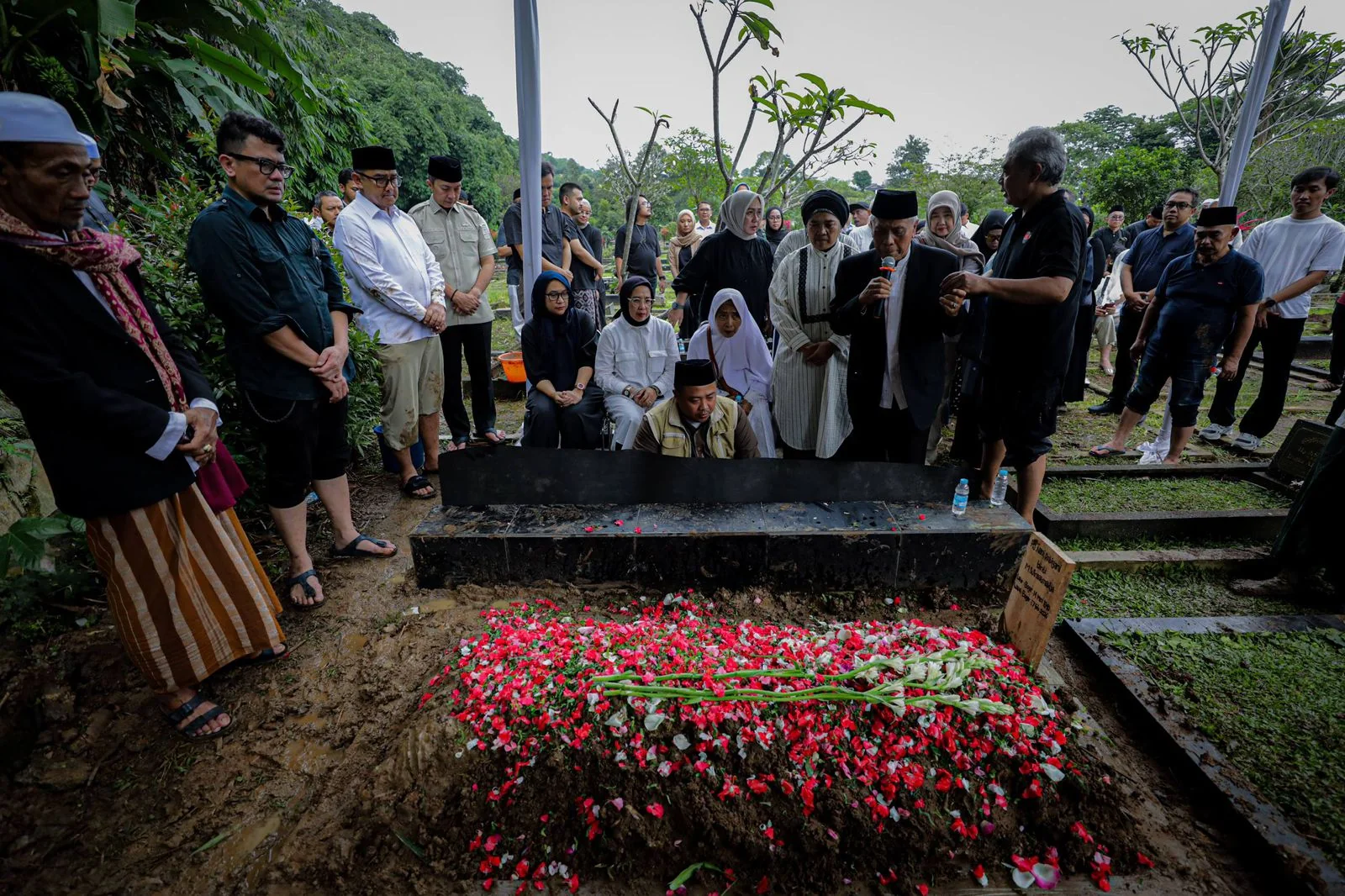 Wali Kota Bandung, Muhammad Farhan, menyampaikan rasa duka mendalam atas wafatnya sang ibunda.Dok-Diskominfo Kota Bandung