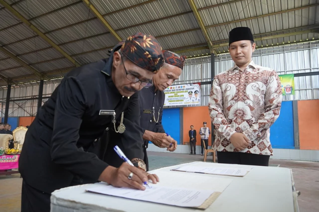 Bupati Cianjur, dr. Wahyu, melantik sekaligus mengambil sumpah jabatan Ketua RT/RW
