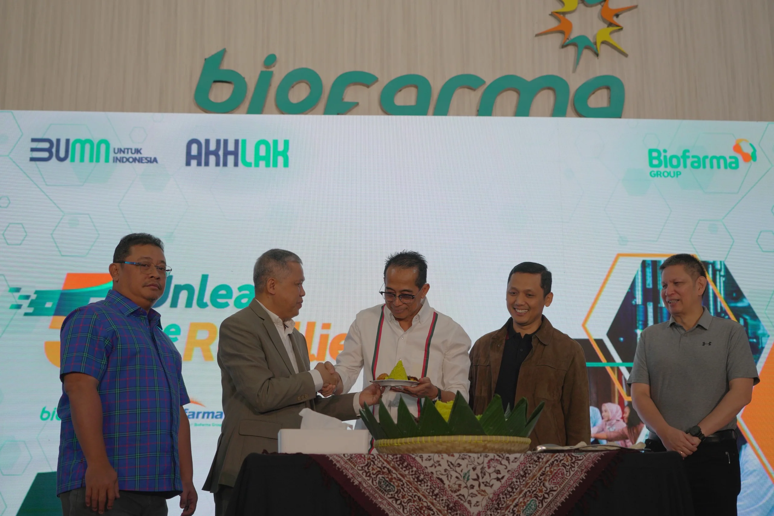 Gambar: Asisten Deputi Bidang Industri Kesehatan KBUMN, Fajar Judisiawan, Komisaris Utama Bio Farma, Tugas Ratmono, Direktur Utama Bio Farma, Shadiq Akasya, serta Wakil Direktur Utama Bio Farma, Soleh Ayubi pada sesi potong tumpeng perayaan HUT ke-5 Bio F