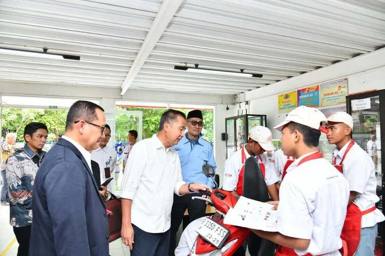 Penjabat (Pj) Gubernur Jawa Barat, Bey Machmudin, saat menghadiri kegiatan forum diskusi pengelola kawasan industri dan pelaku usaha di aula SMK Mitra Industri MM 2100 Kabupaten Bekasi, Senin, 10 Februari 2025.