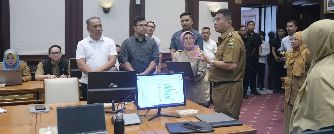 Wakil Gubernur Jawa Barat, Erwan Setiawan bersilaturahmi dengan para pegawai Sekretariat Daerah Provinsi Jawa Barat di Gedung Sate, Senin, 24 Februari 2025.