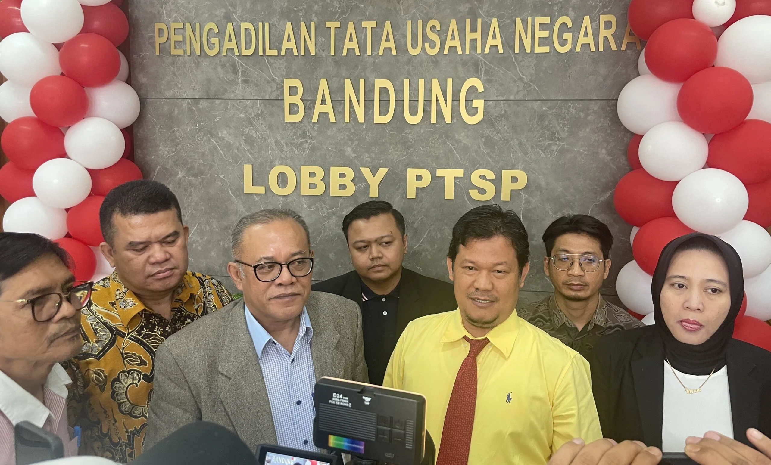 Kuasa tim penggugat bersama tim pengacara tergugat saat memberi keterangan .