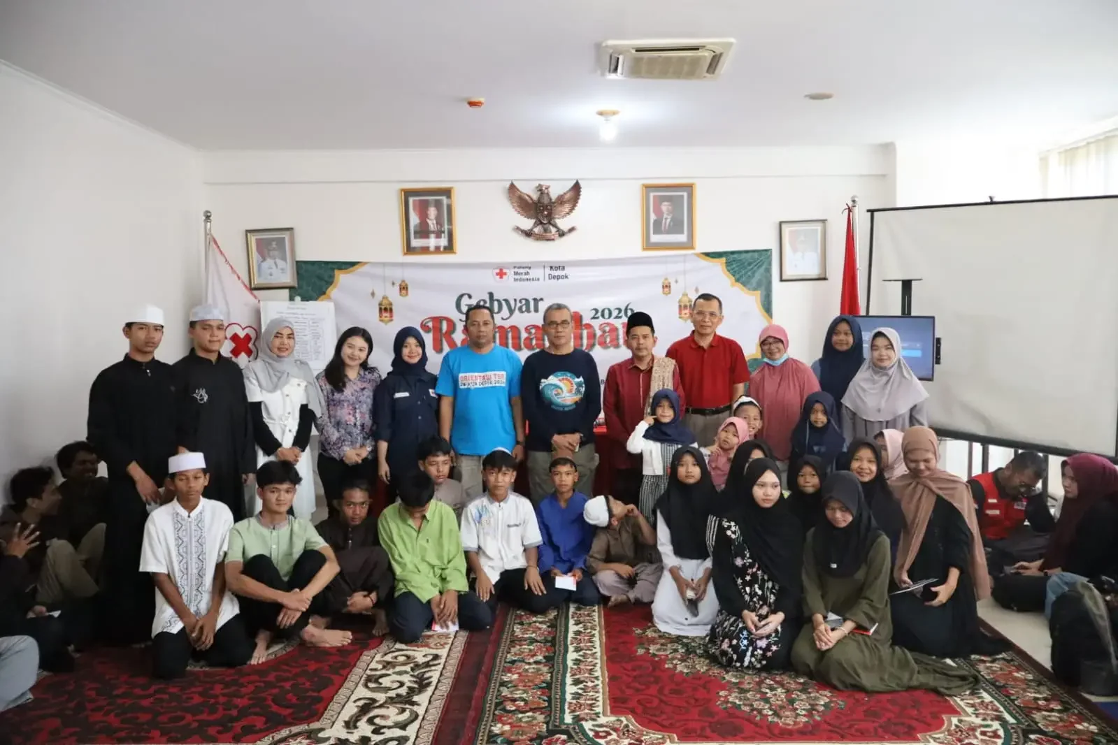 Palang Merah Indonesia (PMI) Kota Depok memberikan santunan kepada 23 anak yatim dari Pesantren Qolbun Salim, di Markas PMI Kota Depok, Minggu (15/03/26). (Foto:Dok.Narasumber)