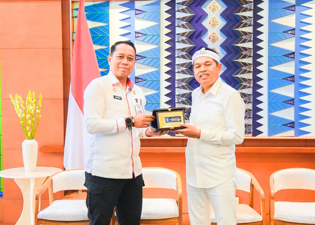 Kemenkum Jabar, Asep Sutandar, dalam audiensi strategis bersama Gubernur Jawa Barat, Kang Dedi Mulyadi (KDM), di Ruang Tamu Gubernur, Selasa (16/9/2025).Ist