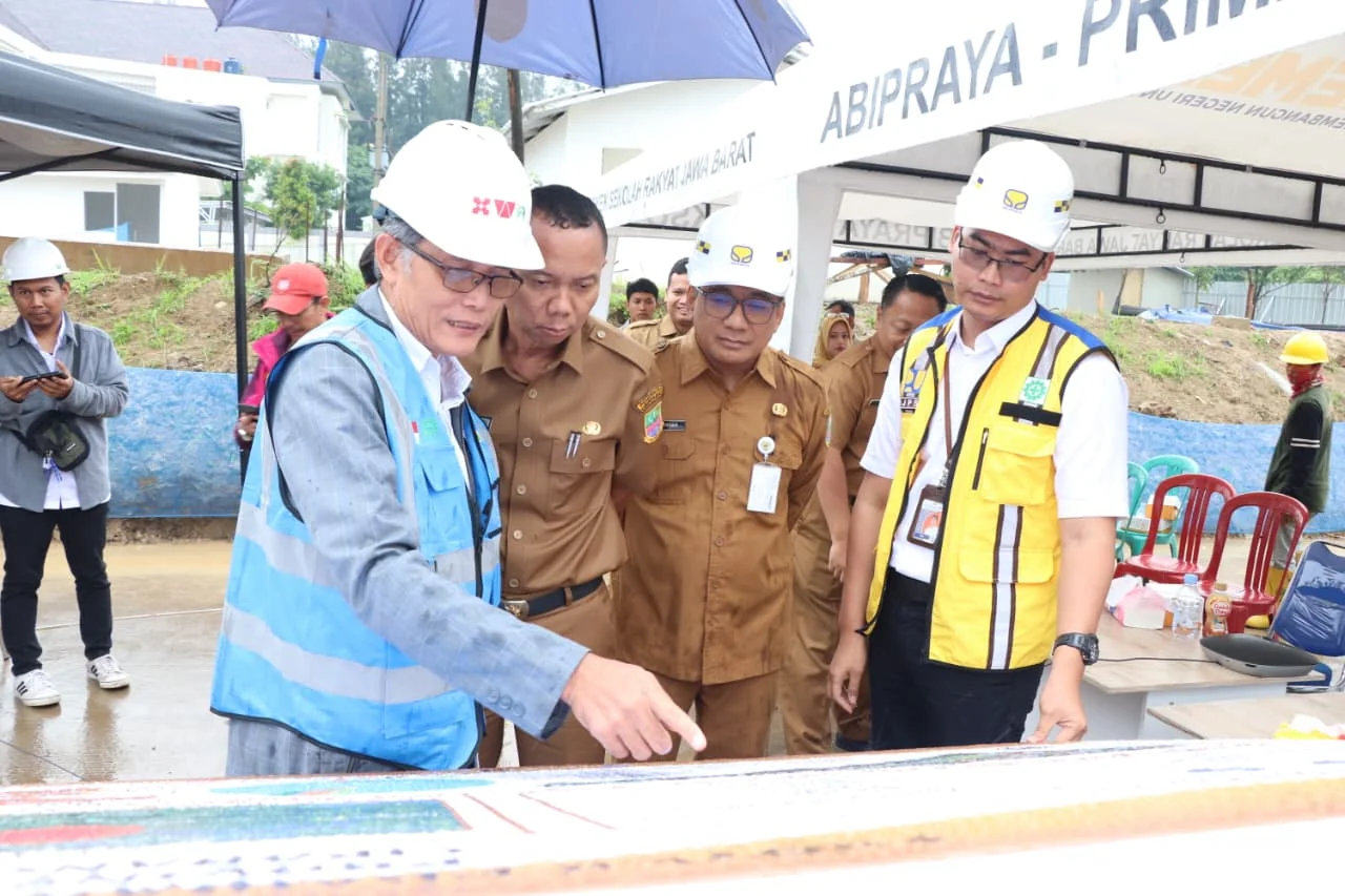 SEKOLAH RAKYAT : Sekretaris Daerah Kabupaten Bekasi Endin Samsudin mengikuti kegiatan Groundbreaking Sekolah Rakyat secara virtual di Desa Sukamahi Cikarang Pusat, pada Senin (12/01/2026). Foto: Jaja Jaelani