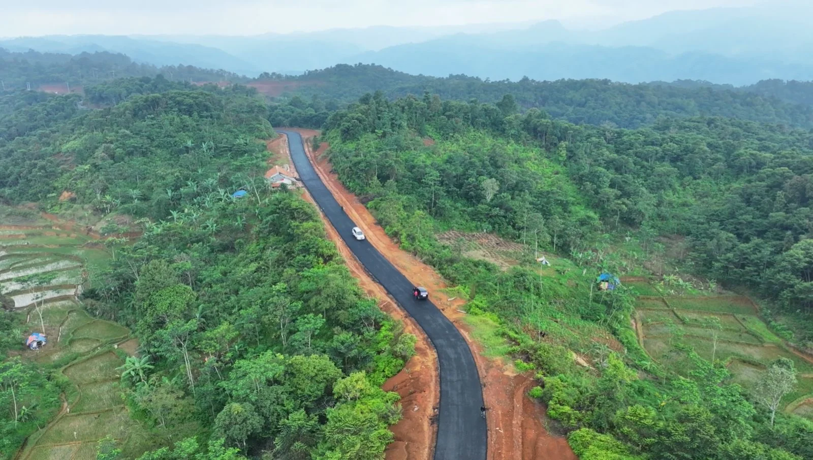 Bupati Bogor, Rudy Susmanto. Sebanyak 516,83 kilometer jalan berhasil dibangun dan ditingkatkan dalam kurun waktu satu tahun, menjadi tonggak percepatan pembangunan dan penguatan fondasi ekonomi daerah.Dok-Diskominfo Kab Bogor