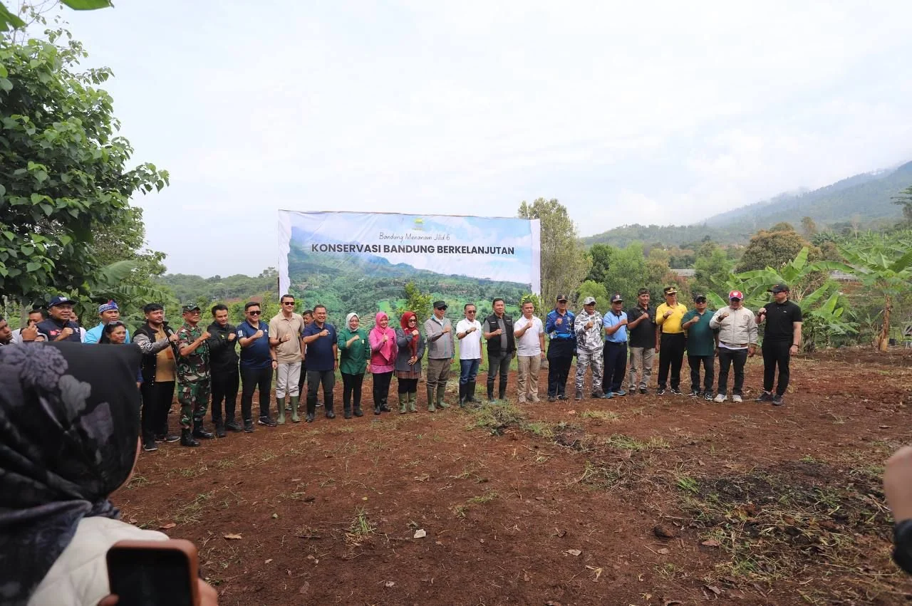 Pimpinan dan Anggota DPRD Kota Bandung menghadiri Bandung Menanam Jilid 6 "Konservasi Bandung Berkelanjutan," di Area KanHay, Kelurahan Palasari, Kecamatan Cibiru, Kota Bandung, Sabtu, 23 November 2024.(Dok-Humas DPRD Kota Bandung)