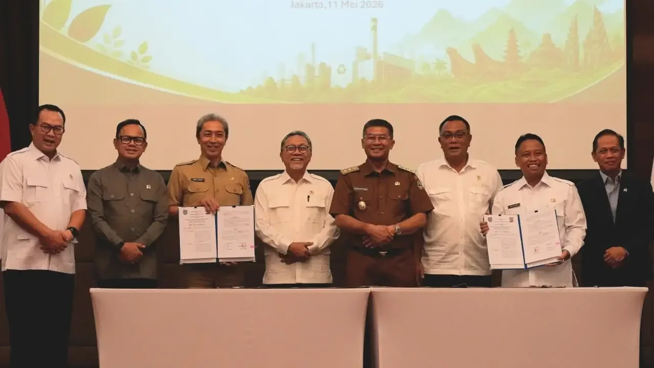 Wali Kota Depok Supian Suri (kedua dari kanan) usai melakukan penandatanganan MoU percepatan pembangunan fasilitas PSEL di Kemenkopangan RI, Senin (11/05/26) kemarin. (Foto: Humas Kemenkopangan RI)