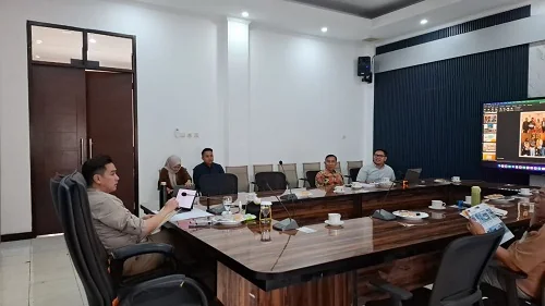 Wakil Bupati Sumedang, M. Fajar Aldila, didampingi Sekretaris DLHK. Dari PT Makmur Radhika hadir Marketing Eksekutif Fatih Tigo Radityo, Budiono, serta tim teknis.Ist
