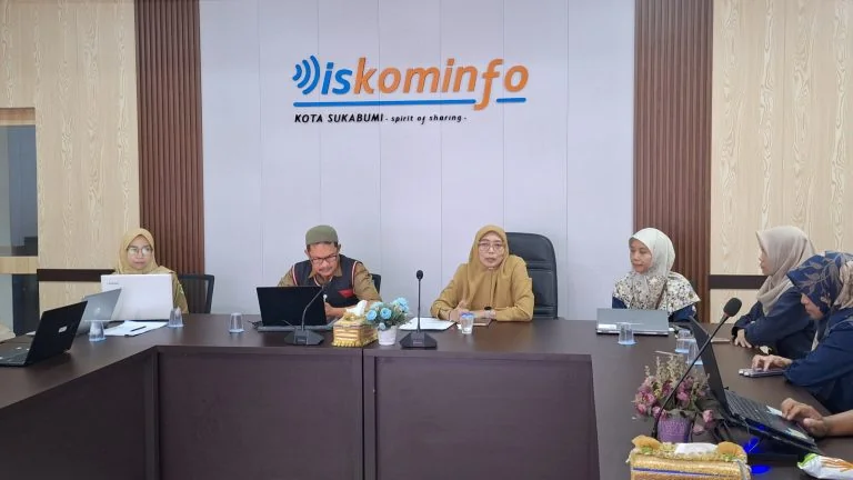 Kepala Diskominfo Endah Aruni ketika membuka acara yang diikuti oleh pengelola data dari berbagai perangkat daerah.Dok-Diskominfo Kota Sukabumi