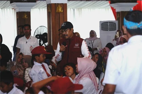 Menteri Sosial (Mensos) Saifullah Yusuf  berdialog dengan siswa dan orang tua siswa Sekolah Rakyat.Ist