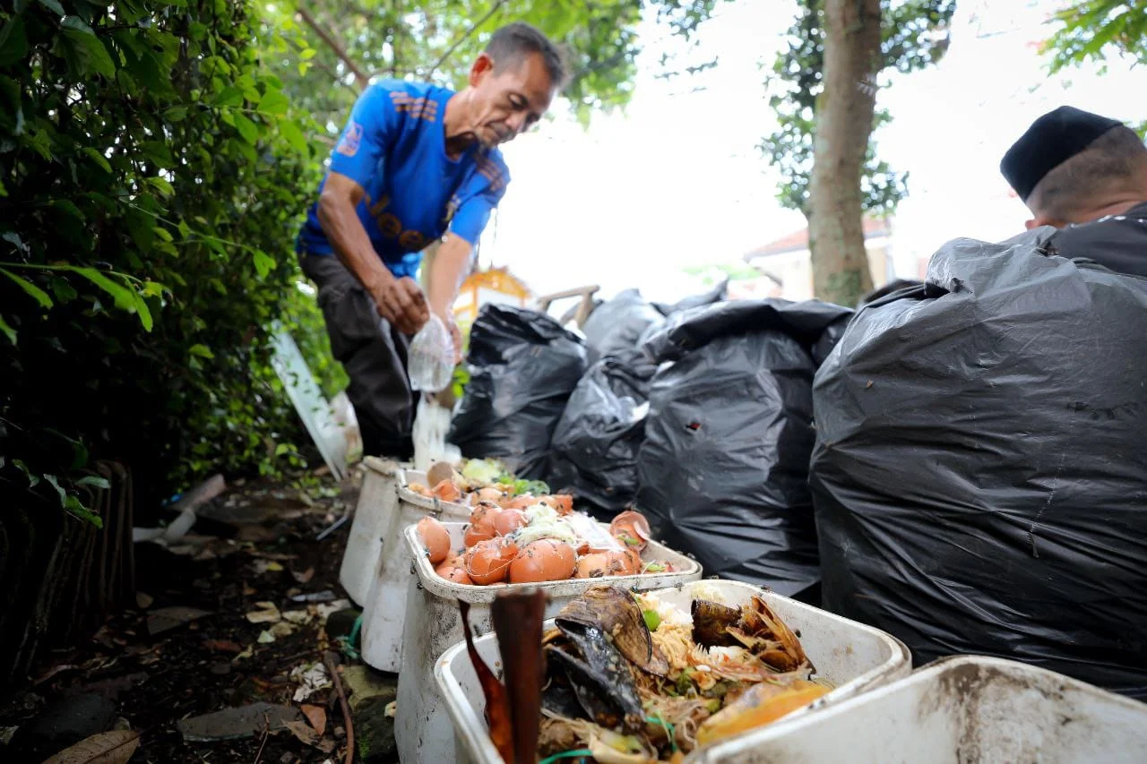 Penumpukan sampah di area Pasar Cihapit.Ist