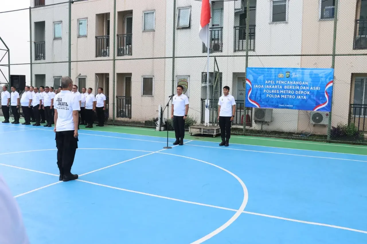 Kapolres Metro Depok, Kombes Pol Abdul Waras memimpin Apel Pencanangan Gerakan Jaga Jakarta Bersih dan Asri yang digelar di Lapangan Gedung Apartemen Zamzam, Sabtu (23/05/26). (Foto: dokumentasi narasumber)