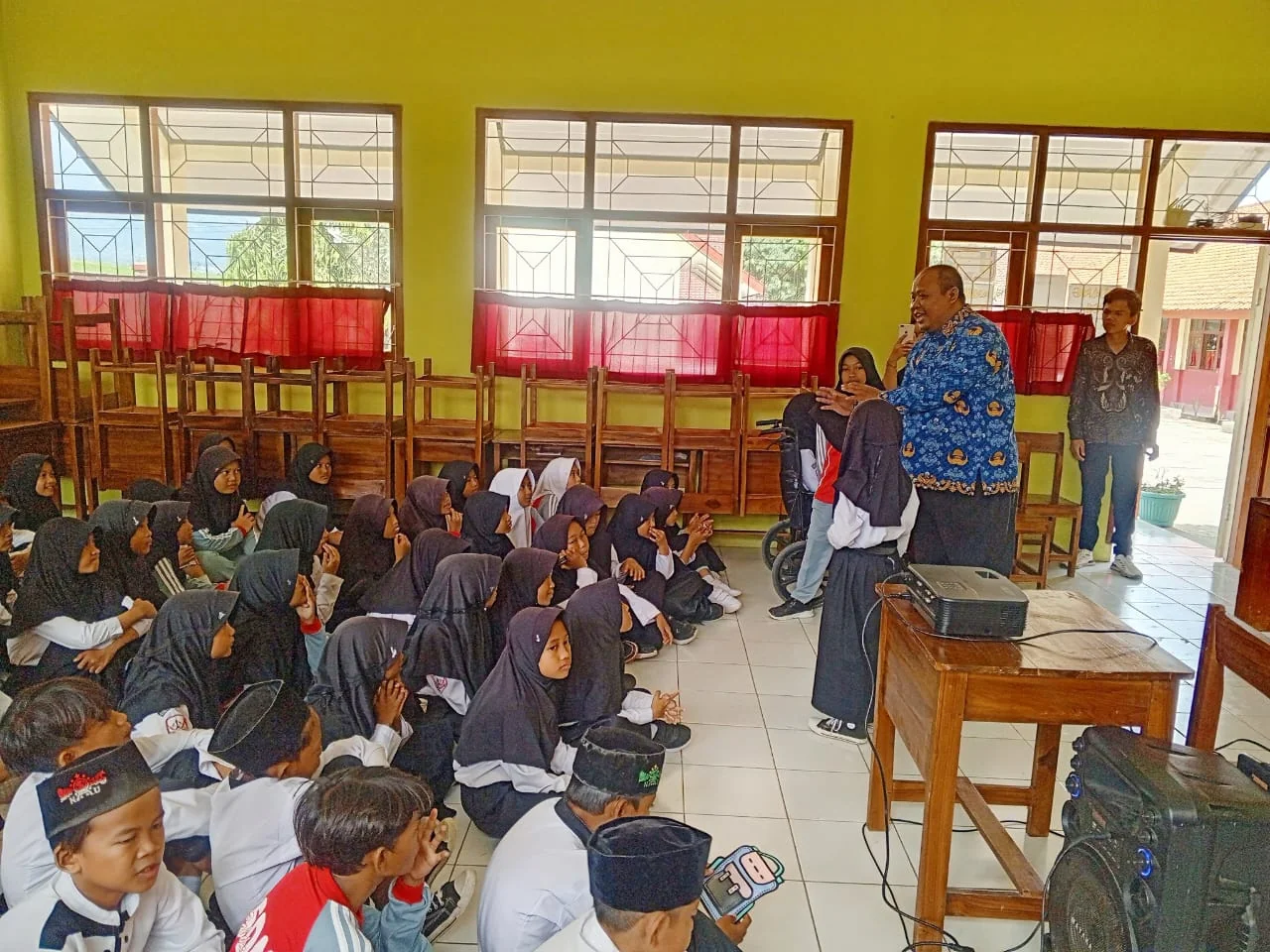 Politeknik Kesejahteraan Sosial (Poltekesos) Bandung bersama Dinas Komunikasi dan Informatika Kabupaten Kuningan memberikan edukasi penggunaan gadget sehat dan bertanggung jawab kepada siswa SDN Babakanjati.Ist