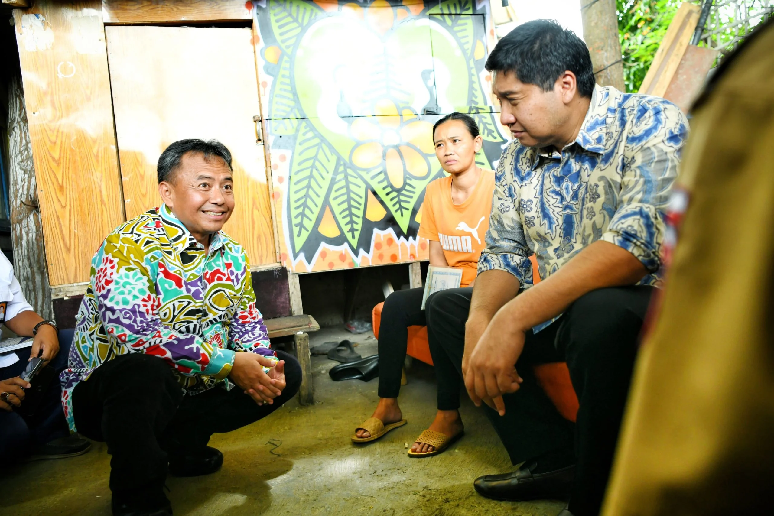 Sekretaris Daerah propinsi Jawa barat Herman Suryatman mendampingi Menteri perumahaan dan kawasan permukiman (PKP) Maruara Sirait meninjau sasaran Program penanganan PPKS melalui fasilitas Rusunawa dan pemberdayaan Ekonomi di kota Bandung, kamis (5/12/202