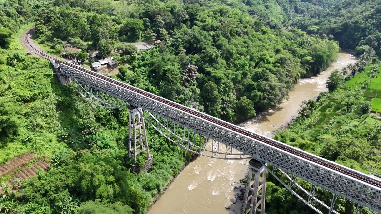 Pembangunan Jembatan Cirahong (Betmen) yang menghubungkan wilayah Desa Panyingkiran dan Pawindan dengan perbatasan Tasikmalaya.Ist