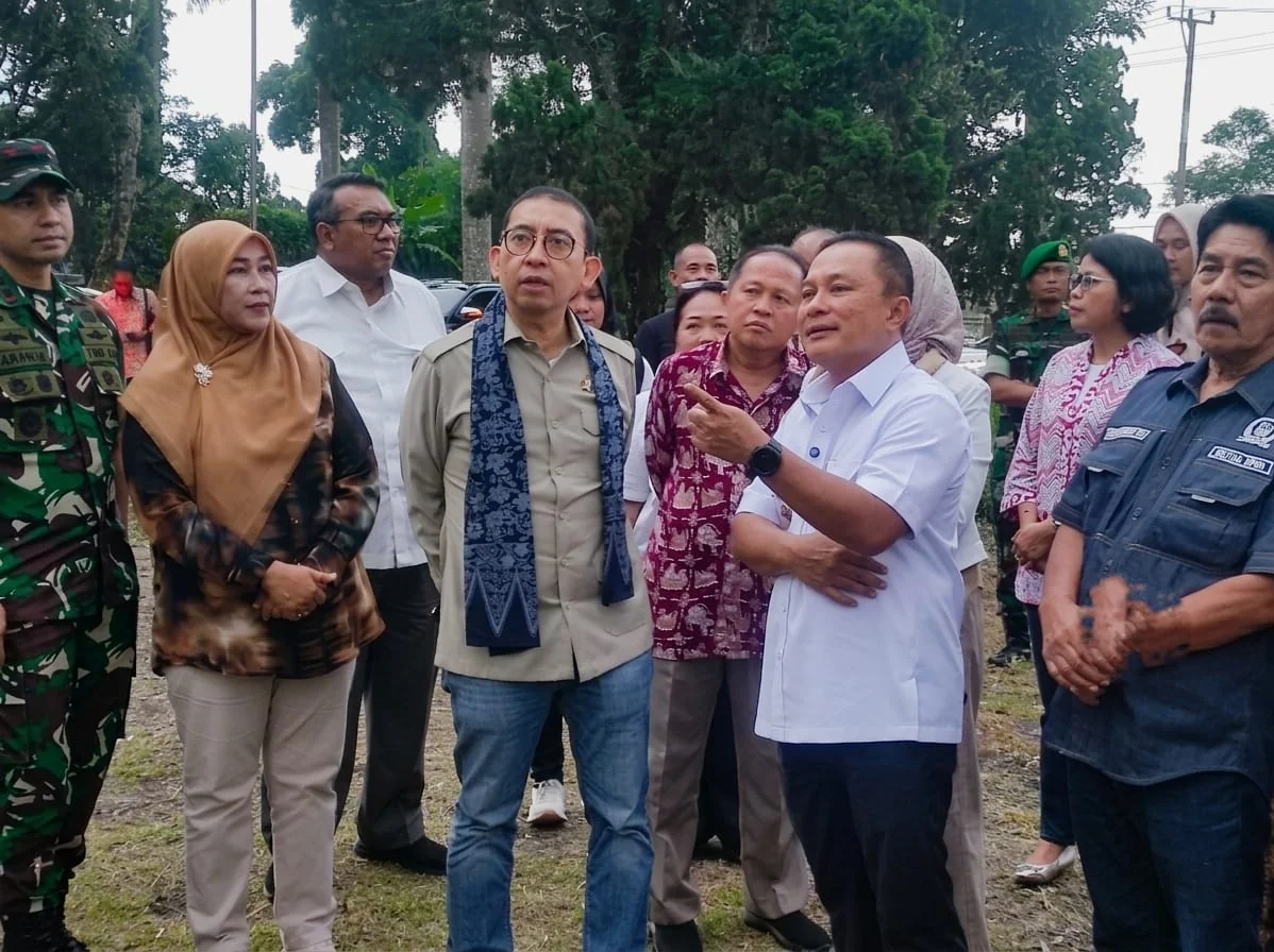 Menteri Kebudayaan, Dr. H. Fadli Zon, S.S., M.Sc. didampingi Bupati Kuningan, Dr. H. Dian Rachmat Yanuar, M.Si,dan Wakil Buapti Tuti Andriani.Dok-Diskominfo Kuningan