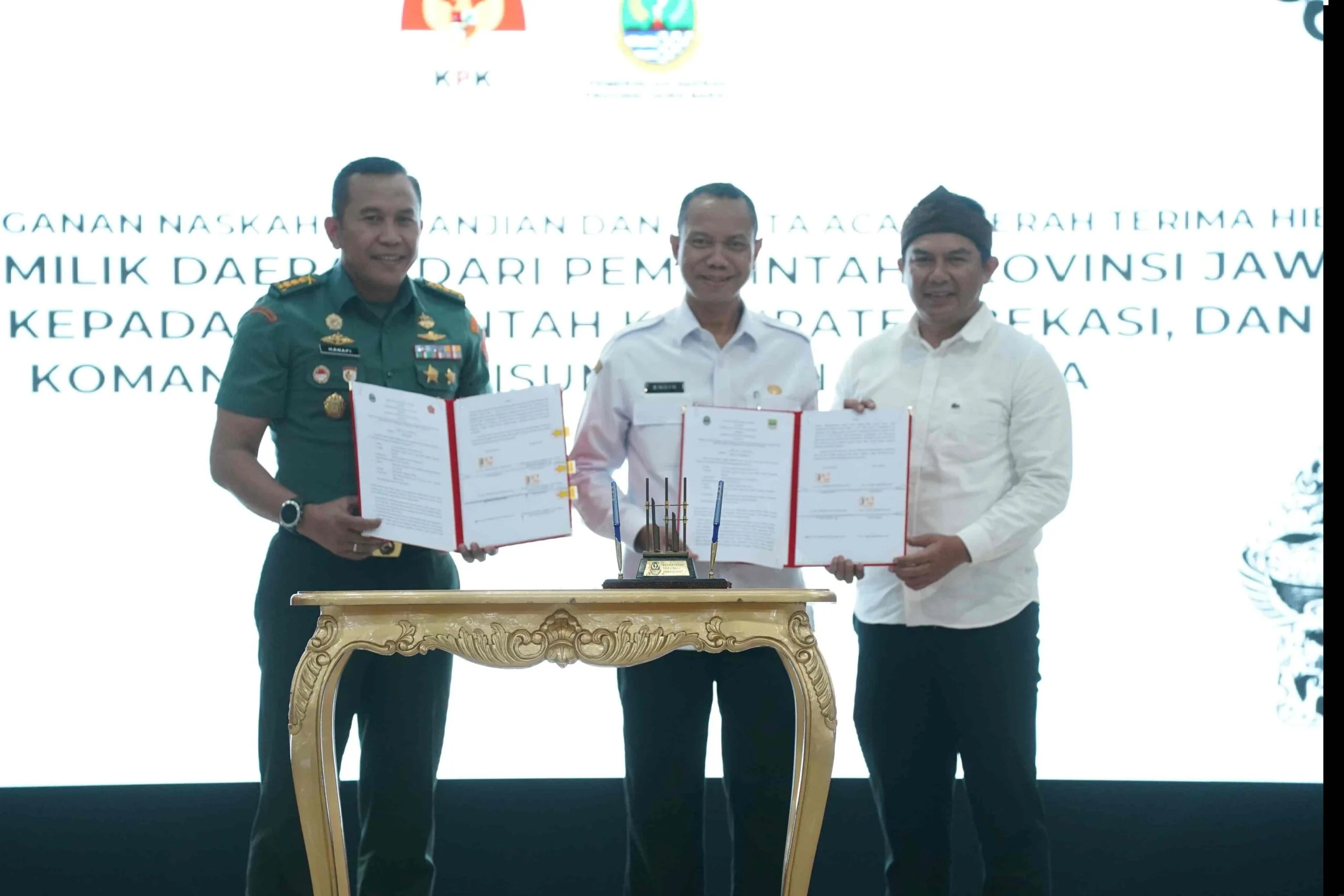 Sekretaris Daerah Kabupaten Bekasi, Endin Samsudin menghadiri kegiatan Serah Terima Hibah Barang Milik Daerah dari KPK kepada Pemerintah Daerah bertempat di Aula H. Oman Sahroni, Kantor Bupati Subang, pada Rabu (11/2/2026). Foto : Dokpim