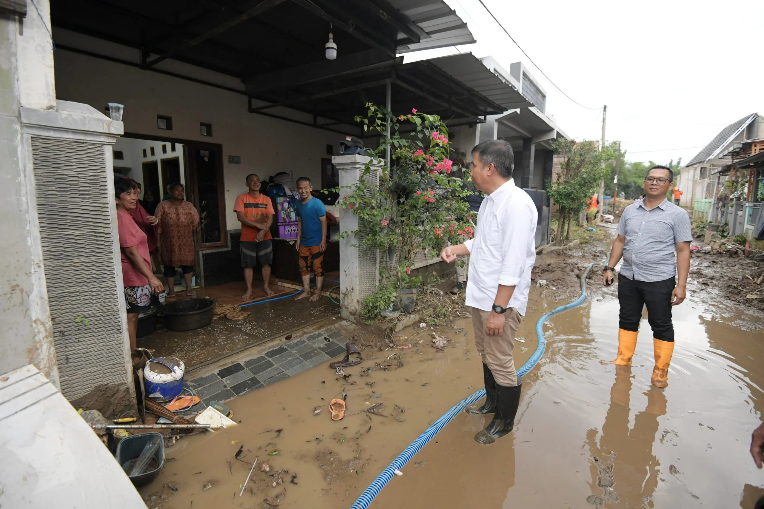 Penjabat Gubernur Jabar Bey Machmudin meninjau lokasi banjir bandang di Kelurahan Watubelah, Kecamatan Sumber, Kabupaten Cirebon, Minggu (19/1/2025) sore.