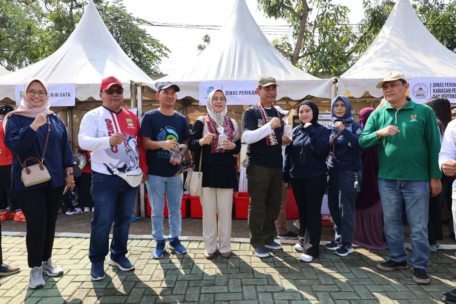 Asda III Setda Kabupaten Bekasi, Iis Sandra Yanti didampingi Kepala Disdukcapil Kabupaten Bekasi, Carwinda dan Camat Cibitung, Encun Sunarto.Ist