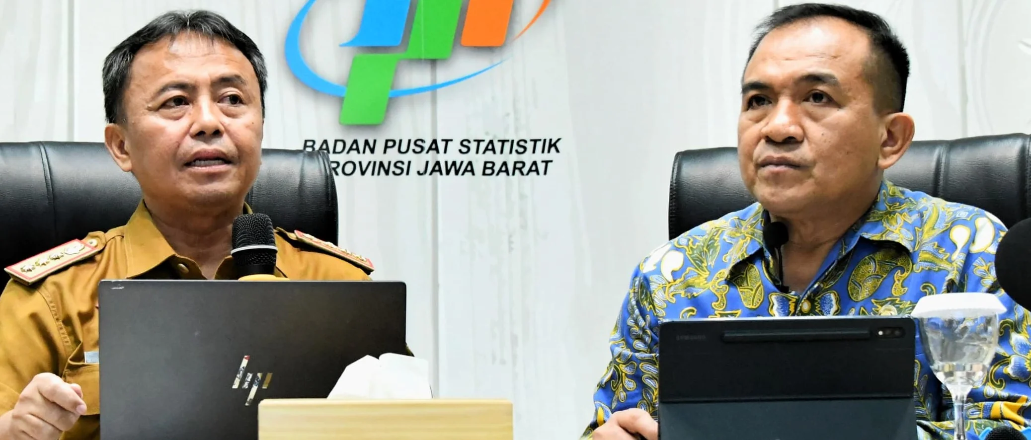 Sekretaris Daerah Provinsi Jawa Barat Herman Suryatman (kiri) menghadiri penyampaian Rilis Berita Resmi Statistik Badan Pusat Statistik Jabar di aula kantor BPS Provinsi Jawa Barat di Kota Bandung, Senin, 3 Februari 2025.