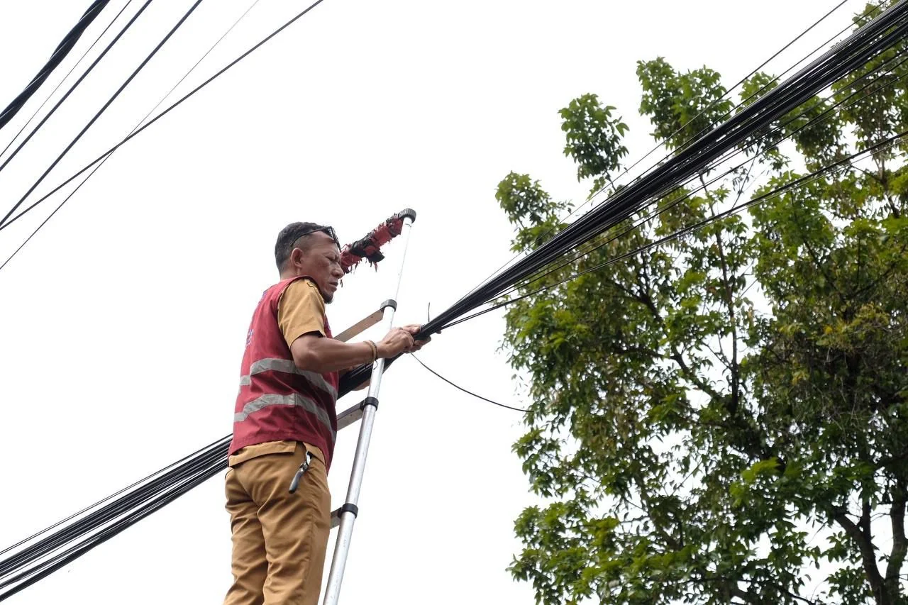 Kepala Bidang Infrastruktur TIK Diskominfo Kota Bandung, Indra Arief Budyana mengungkapkan, penataan kabel dilakukan secara rutin sekaligus responsif terhadap laporan warga dan kejadian di lapangan.Dok-Diskominfo Kota Bandung