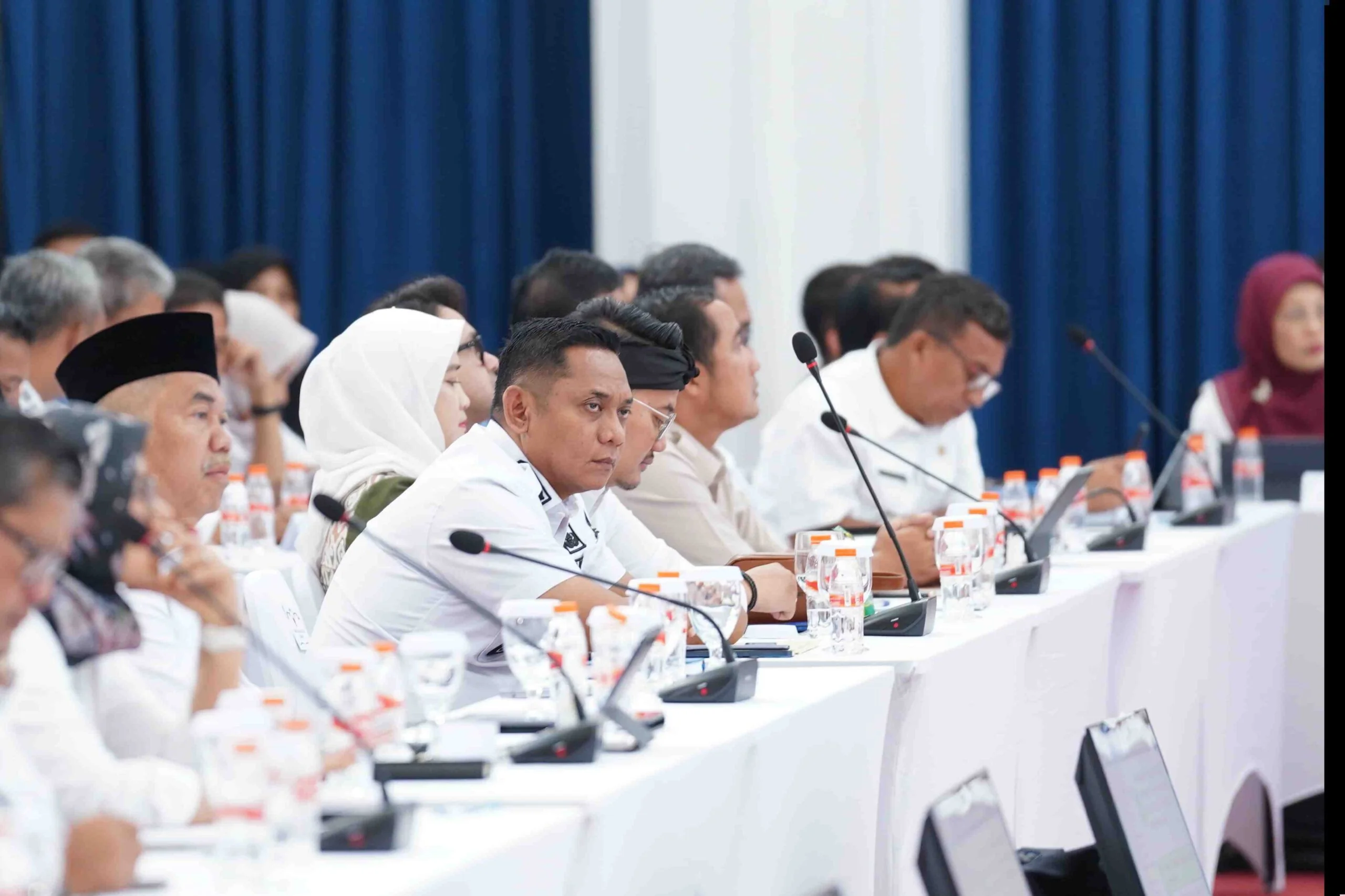 Wakil Bupati Bekasi Asep Surya Atmaja usai mengikuti Rapat Koordinasi Penyelenggaraan Program Strategis Nasional Makan Bergizi Gratis (MBG) di Provinsi Jawa Barat di Gedung Sate, Bandung, pada Rabu (17/12/2025). Foto : Dokpim.