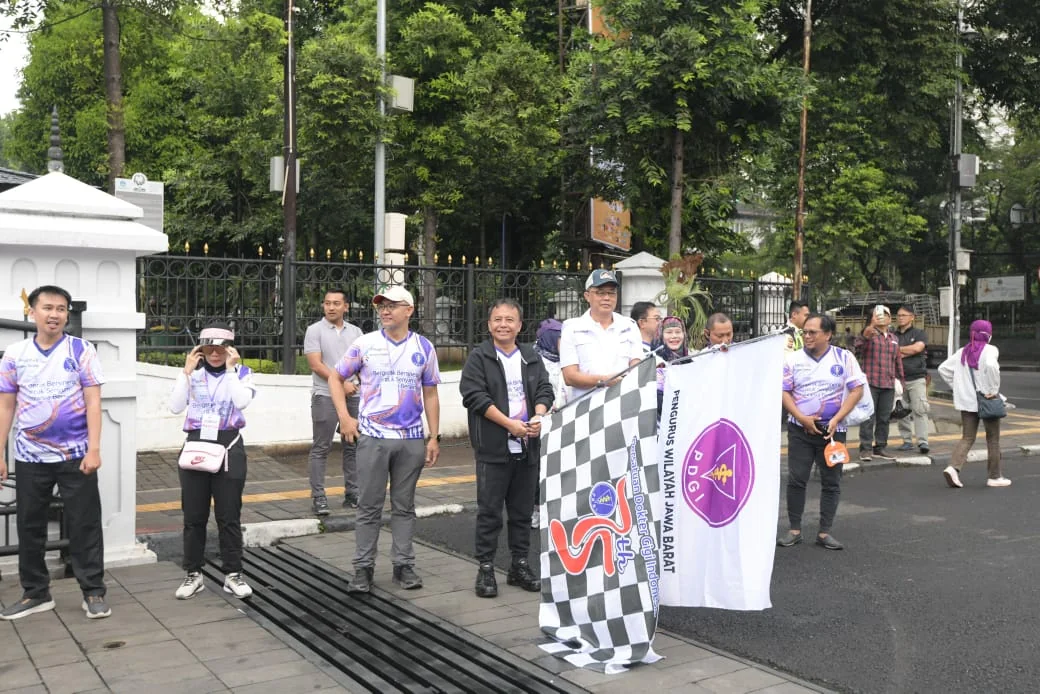 Sekretaris Daerah Provinsi Jawa Barat Herman Suryatman melepas peserta fun walk di Gedung Sate, Kota Bandung, Minggu (26/1/2025).