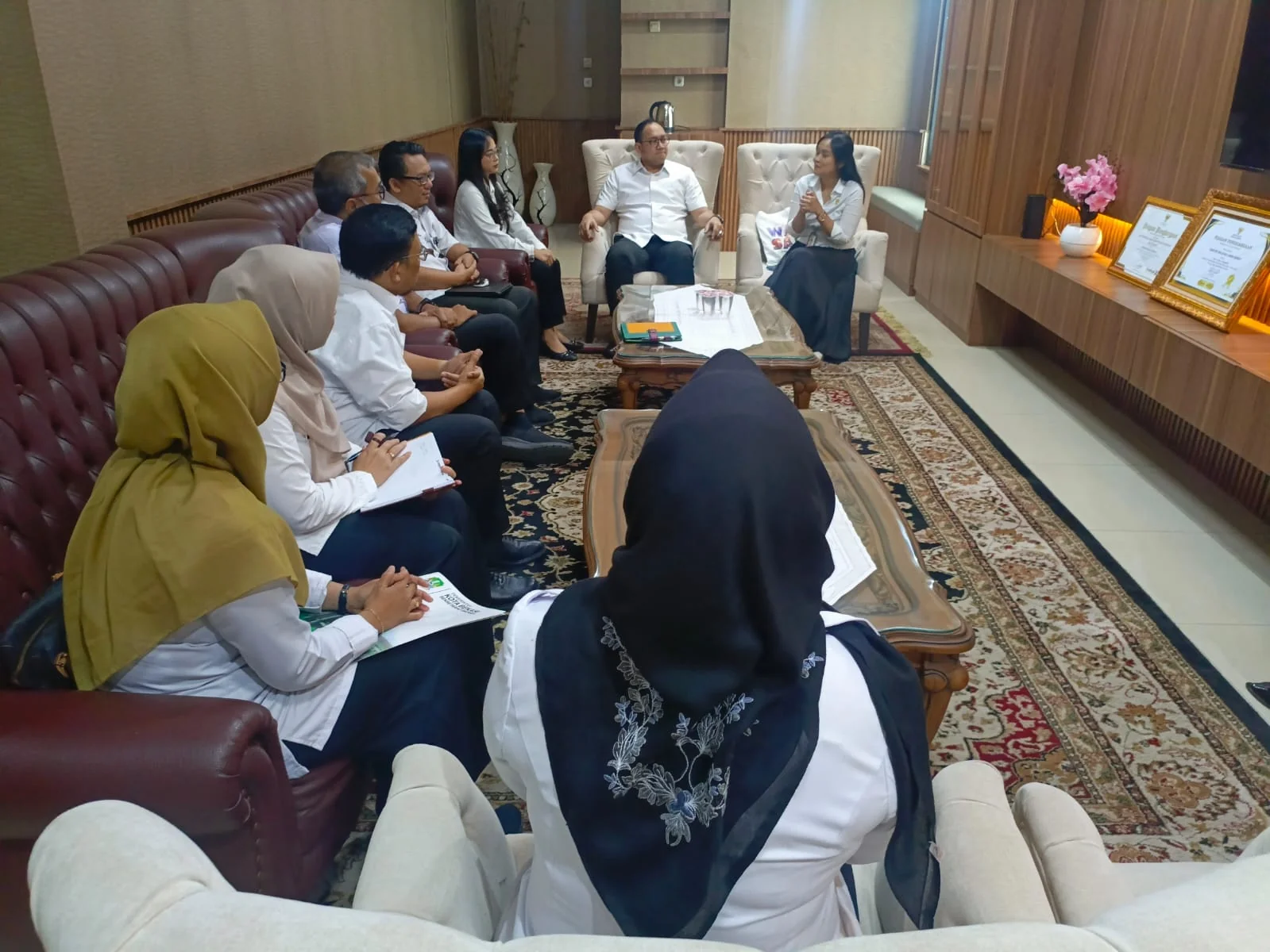 Kepala Divisi Peraturan Perundang-Undangan dan Pembinaan Hukum, Ferry Gunawan Christy, didampingi Tim Kerja 3 Zonasi Kota Bekasi menyambut kehadiran Kepala Bagian Hukum Kota Bekasi, Bayu Aji Pramono, beserta jajaran.Dok-Humas Kemenkum Jabar