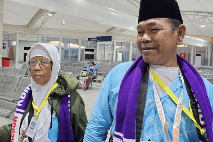 Pasangan suami istri ti Cirebon anu namina Hasanudin Masngad Sarti (61) sareng Kudaedah Abdul Hayi (60) di Madinah. (Ft dok. MCH 2026)