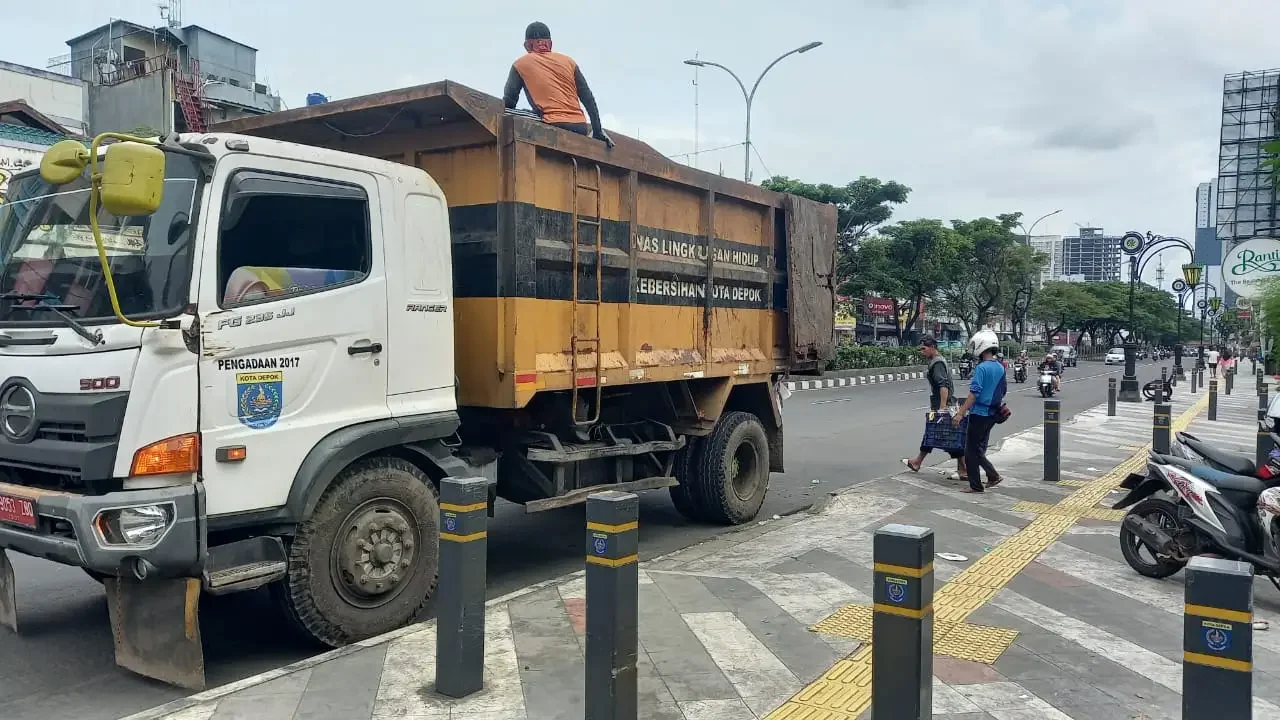 Pengangkutan sampah di Jalan Margonda oleh satgas DLHK Depok. (Foto : DLHK Depok/ Ilustrasi)