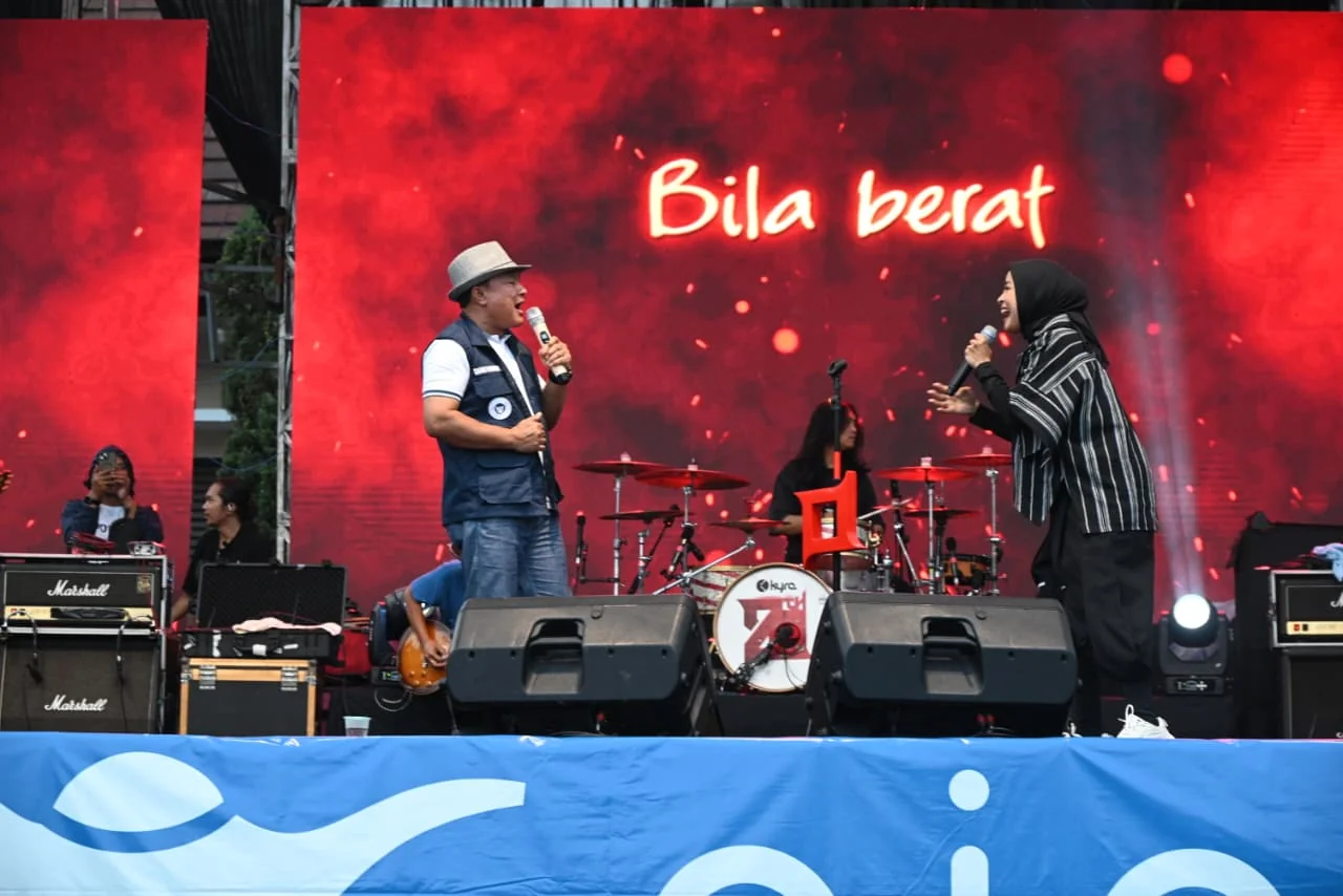 Bupati Kuningan Dr. H. Dian Rachmat Yanur, M.Si bernyanyi diatas panggung.Ist