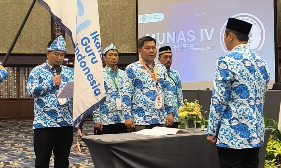 Abdul Wahid Nara selaku ketua Presidium Melantik Danang Hidayatullah sebagai ketua umum Pengurus Pusat Ikatan Guru Indonesia masa bakti 2026 2031.Dok-Narasumber