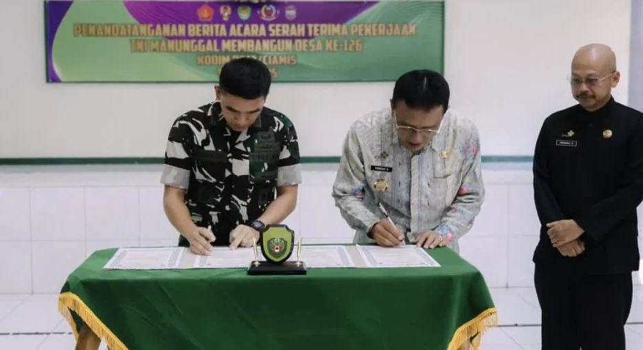 Bupati Ciamis H. Herdiat Sunarya menandatangani Berita Acara Serah Terima Pekerjaan Program TNI Manunggal Membangun Desa (TMMD) ke-126 bersama Kodim 0613 Ciamis.Dok-Diskominfo Ciamis