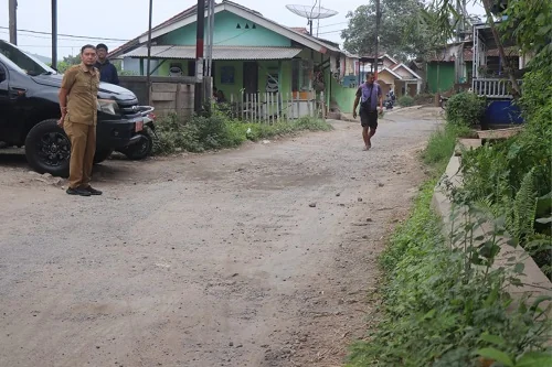 Bupati Sumedang  Dony Ahmad Munir menegaskan komitmen Pemerintah Kabupaten Sumedang dalam menuntaskan pembangunan infrastruktur jalan di wilayah Kecamatan Cimanggung.Dok-Diskominfosanditik Sumedang