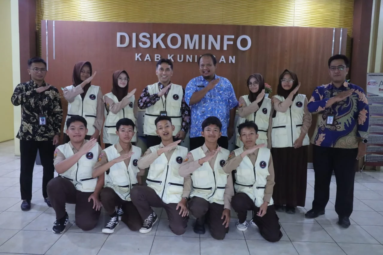 Sekretaris Diskominfo, Yati Maryati, S.P., M.Si, mewakili Kepala Dinas Drs. H. Ucu Suryana, M.Si menerima rombongan siswa kelas 8 yang didampingi Kepala Sekolah dan guru.Ist