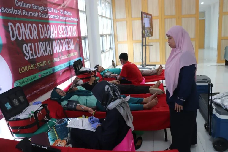 Direktur RSUD Al  Mulk dr. Munifah Budi Isnaeni, di sela – sela aksi donor darah yang digelar pada 3 November 2025.Ist