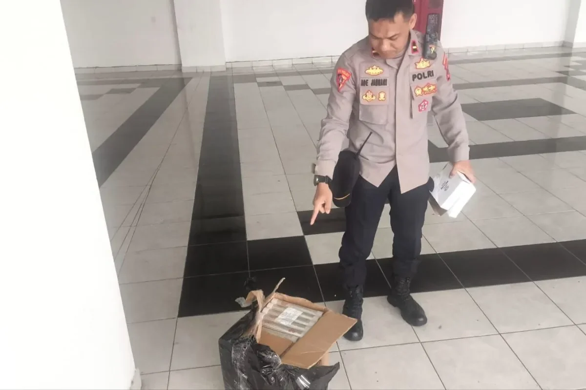 Petugas kepolisian saat melakukan penyitaan terhadap barang-barang yang dinilai membahayakan jelang laga Persib Bandung melawan Persijap Jepara di Stadion Gelora Bandung Lautan Api (GBLA), Kota Bandung, Jawa Barat, Sabtu (23/5/2026). (ANTARA/Rubby Jovan)