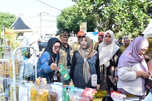 Sekda Sumedang, Tuti Ruswati turut meninjau langsung jalannya pelayanan guna memastikan seluruh layanan berjalan optimal dan tepat sasaran.Dok-Diskominfosanditik Sumedang