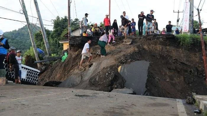 Jembatan Cidadap di Kabupaten Sukabimi merupakan salah satu infrastruktur yang rusak berat akibat bencana banjir. Jembatan vital ini menghubungkan Desa Cidadap dan Desa Loji (Foto: BNPB)