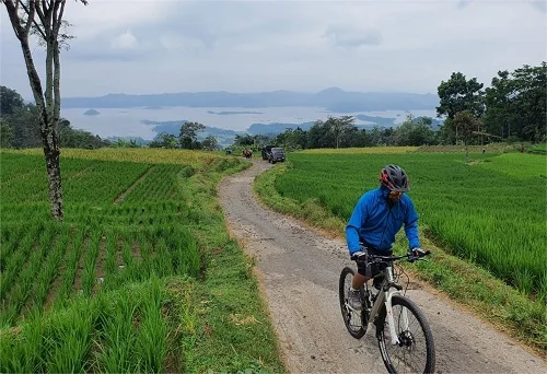 Bupati Sumedang Dony Ahmad Munir saat melihat kondisi jalan Nanggerang-Gunung Lingga.Dok-Diskominfosanditik Sumedang