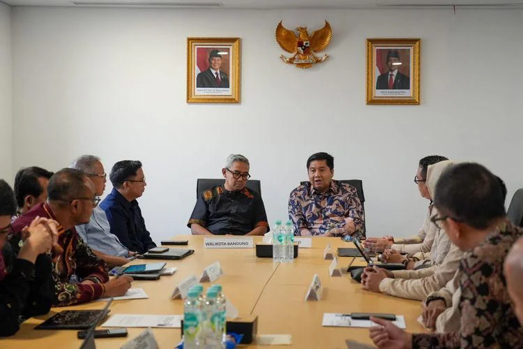 Menteri PKP Maruarar Sirait atau Ara bertemu engan Wali kota Bandung Muhammad Farhan di Kementerian PKP, Jakarta, Kamis, 14 Maret 2025.