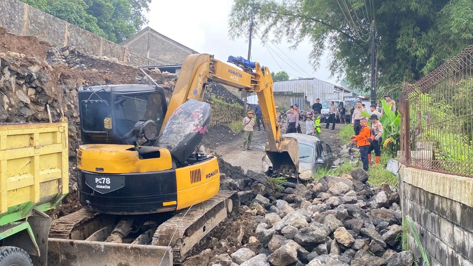 Jalan Terusan Gegerkalong Sariwangi Bandung Barat Tertutup Longsor