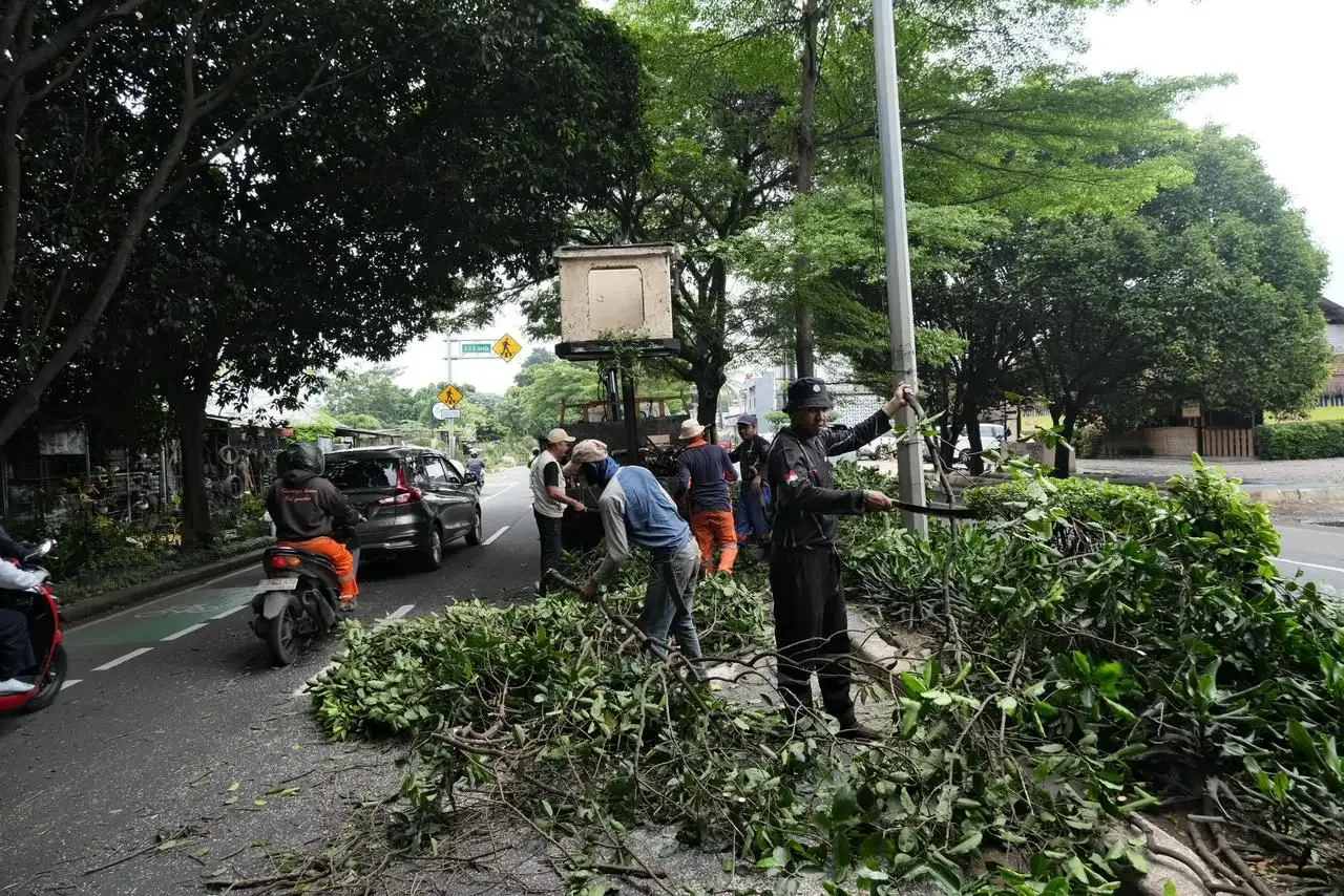 Tim Maung ASRI bersama dinas terkait saat memperbaiki PJU dan memangkas pohon di Jalan Juanda, Jumat (13/02/26). (Foto: Diskominfo Depok)