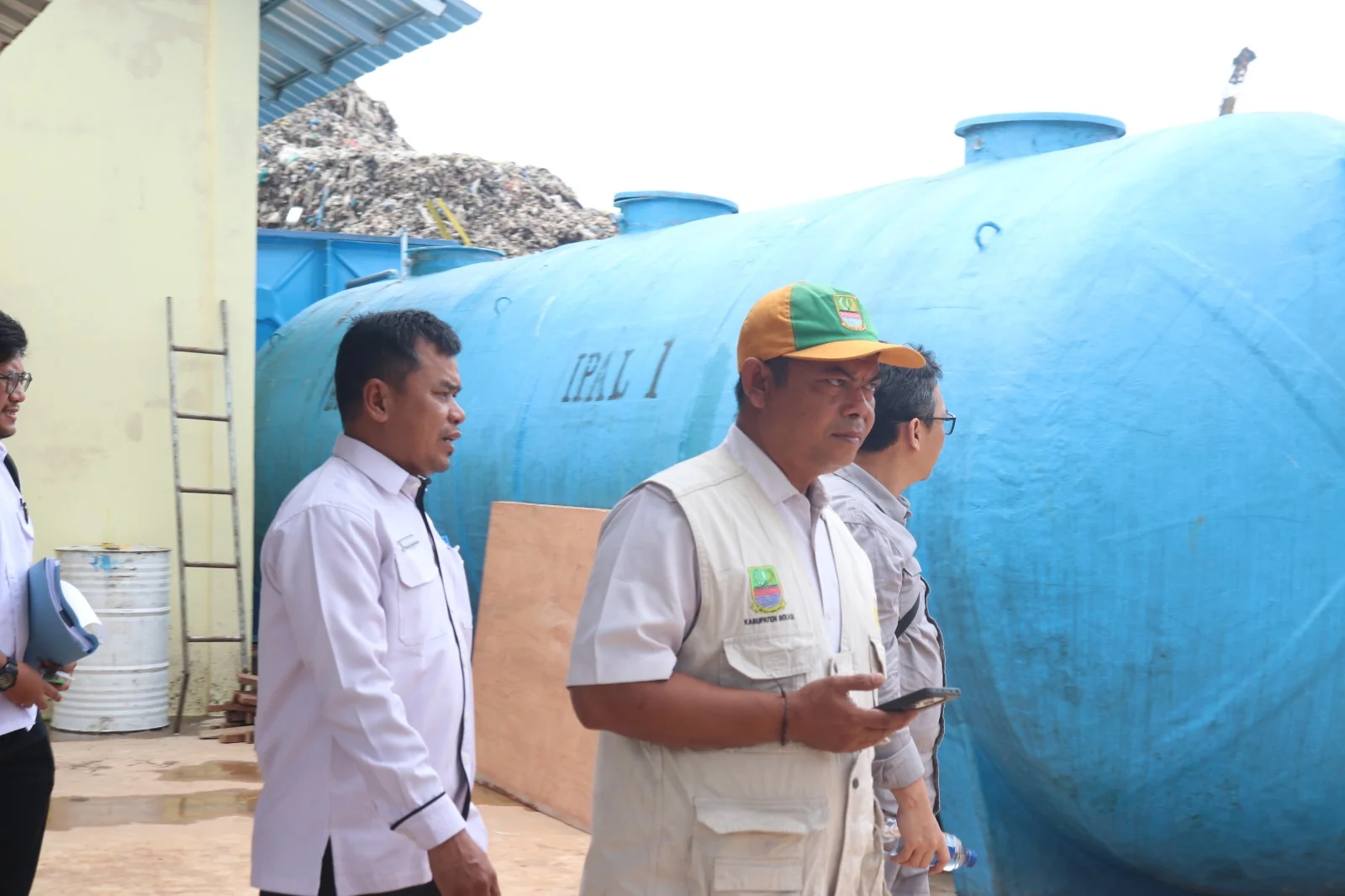 TINJAU: Sekretaris Dinas Lingkungan Hidup (DLH) Provinsi Jawa Barat, Helmi Gunawan meninjau Instalasi Pengolahan Air Lindi (IPAL) di Tempat Pembuangan Akhir (TPA) Sampah Burangkeng, Kecamatan Setu, pada Selasa (27/01/2026). FOTO: IST