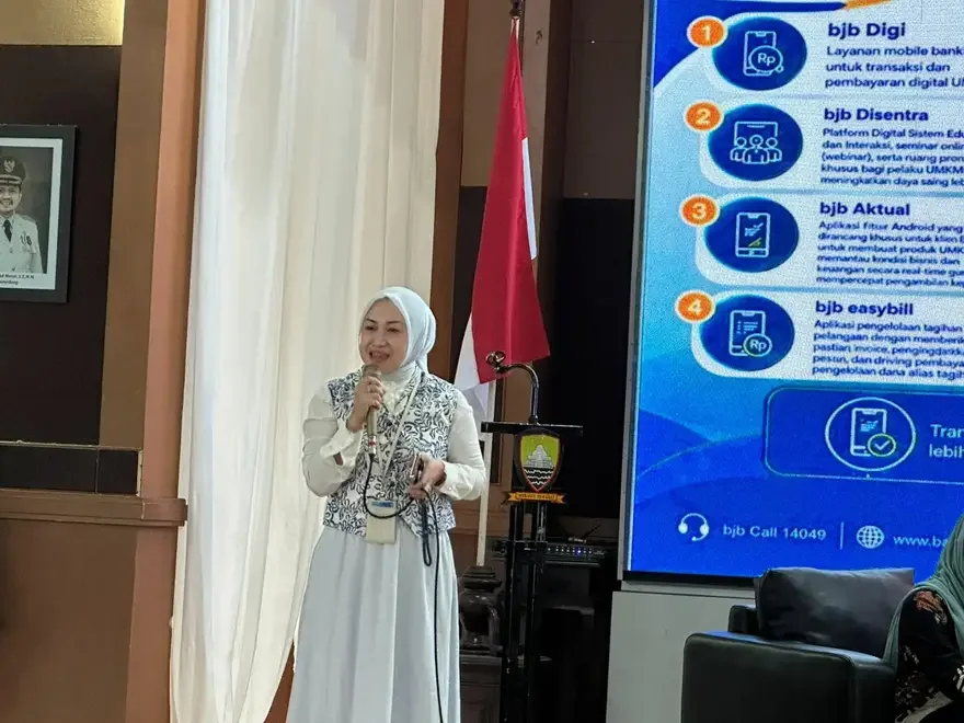 Pemimpin Grup Divisi Institutional &amp; Wholesale Banking Bank BJB, Yeni Fatimah, memaparkan strategi digitalisasi dan penguatan akses pembiayaan UMKM dalam Forum Ekonomi Regional Jawa Barat (FER Jabar) 2026 di Aula Tampomas, Sumedang, Selasa, 23 Juni 20