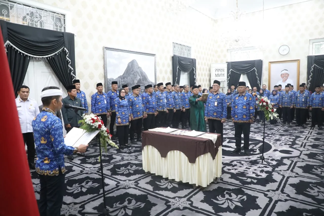 Bupati Purwakarta Saepul Bahri Binzein atau yang akrab disapa Om Zein  lantik Sekda dan Kepala Inspektorat.Dok-Diskomimfo Purwakarta