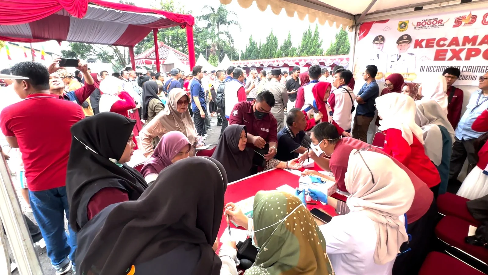 Kepala Dinas Kesehatan Kabupaten Bogor, dr. Fusia Meidiawaty, menyampaikan bahwa transformasi sistem kesehatan saat ini diarahkan agar masyarakat tidak selalu bergantung pada rumah sakit, melainkan dapat memperoleh pelayanan optimal di fasilitas kesehatan
