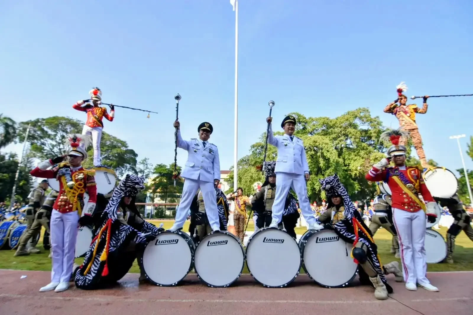 Wali Kota Depok, Supian Suri dan Wakil Wali Kota Depok, Chandra Rahmansyah bersama Korps Drumband Gita Abdi Praja (GAP) Institut Pemerintahan Dalam Negeri (IPDN). (Foto: Diskominfo Depok)