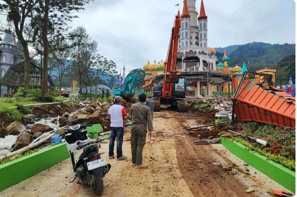Pembongkaran wahana wisata Hybisc Fantasy di Puncak, Bogor terus berlanjut